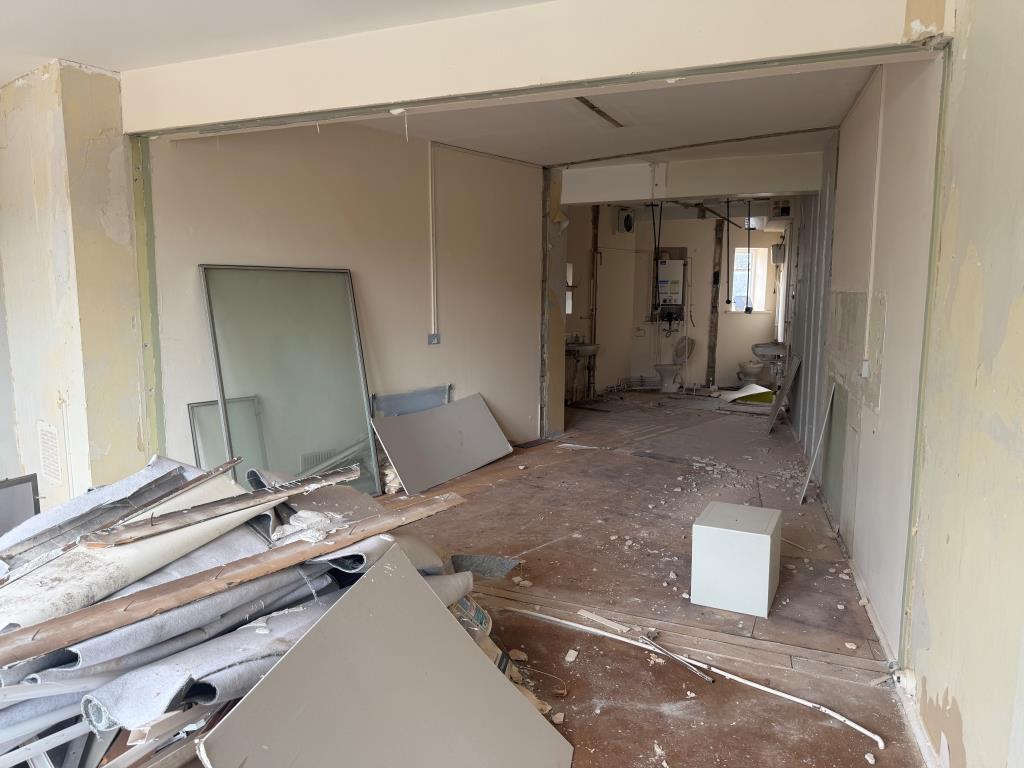 Lot: 35 - FORMER FIRST FLOOR OFFICE SUITE WITH RESIDENTIAL CONSENT - Internal view of first floor front to back